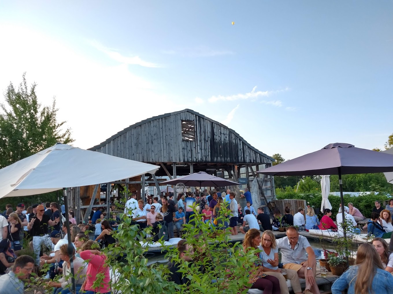 Pakethalle Außenbereich Menschen